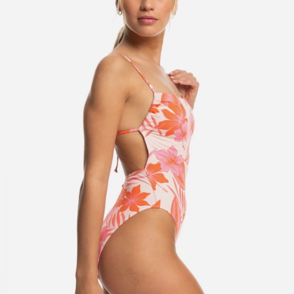ROXY -Printed Beach Classics One-Piece Swimsuit
Color: PALE DOGWOOD HIBISCUS
